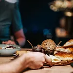 La Complice Des Rails - Le Passage Secret Jaktstuga