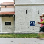 La Complice Des Rails - Le Passage Secret Jaktstuga